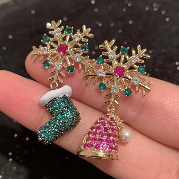 Snowflake Christmas Earrings - Rhinestone Luxury Crystal Drop Earrings - Picture 6 of 7